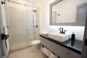 Toallas, jabón, papel de baño 