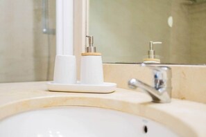 Sèche-cheveux, serviettes fournies