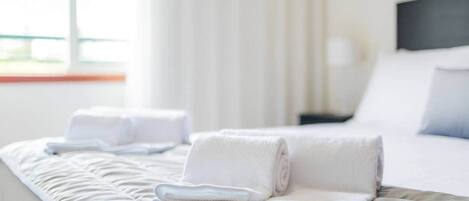 1 habitación, tabla de planchar con plancha, wifi gratis y ropa de cama