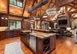 Interior - Moonlight Cove | Sleeps 14- 6BDs| Rustic Charm (Mooresville)