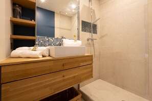 Shower, hair dryer, towels - Appartement Laugier - Welkeys (Paris)