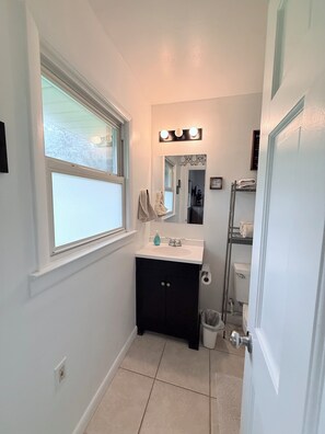 Shower, towels, soap, toilet paper - Relax and retreat in Fayetteville (Fayetteville)