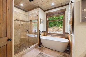 Shower, hair dryer, towels - Birchwood Lodge in Ellijay (Ellijay)