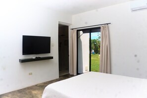 2 bedrooms, iron/ironing board, WiFi, wheelchair access - Ocean view 2BR villa, AC, indoor access to rooftop lounge- SnowHill, Portland (Snow Hill)