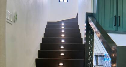 Ocean view 2BR villa, AC, indoor access to rooftop lounge- SnowHill, Portland
