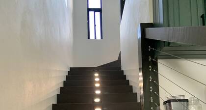 Ocean view 2BR villa, AC, indoor access to rooftop lounge- SnowHill, Portland