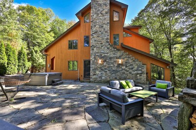 Lakewood Lodge: 4BR/2.5BA Killington Home | Private Hot Tub, Wood Fire, Kent Pond & EV Charging