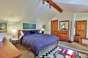 4 bedrooms, desk, iron/ironing board, free WiFi