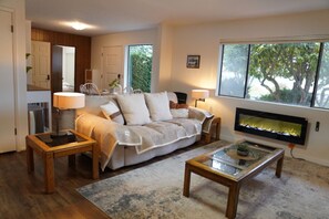 Älytelevisio, pöytäjalkapallopöytä, kirjoja, työhuone