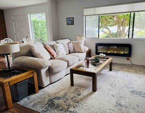 TV connectée, baby-foot, livres, espaces bureaux