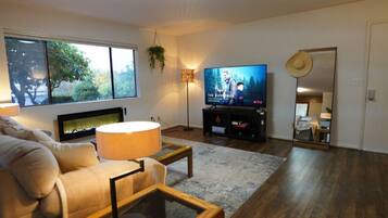 Una Smart TV, un futbolín, libros, una oficina