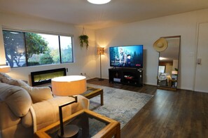 智能电视、桌上足球、书、办公室