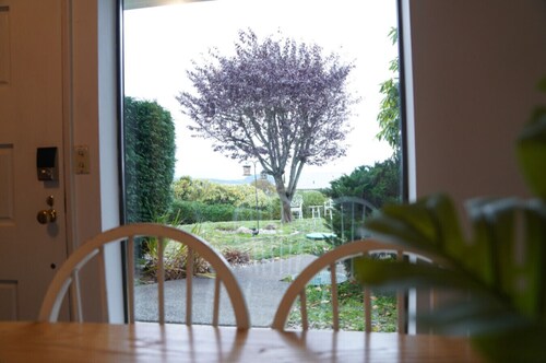 Cozy Garden 4BR/1BA Lower Unit w/ Ocean Views