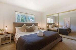2 habitaciones, escritorio y tabla de planchar con plancha
