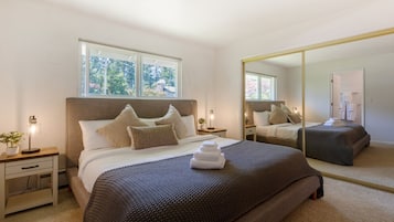 2 bedrooms, desk, iron/ironing board, travel crib