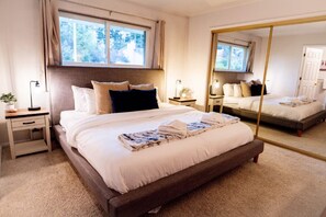 2 slaapkamers, een bureau, een strijkplank/strijkijzer, reisbedje