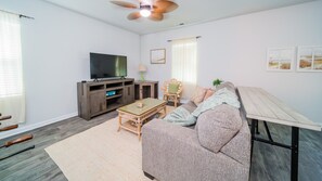 TV connectée, baby-foot, table de tennis de table, livres