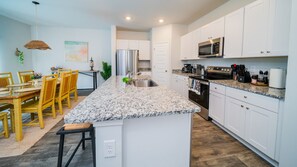 Kylskåp, mikrovågsugn, ugn och spishäll