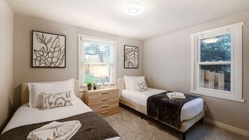 3 habitaciones, escritorio, tabla de planchar con plancha y wifi gratis