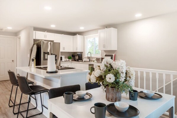 Køleskab, mikrobølgeovn, ovn, kogeplade