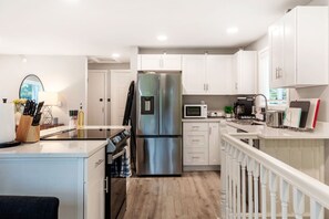 Køleskab, mikrobølgeovn, ovn, kogeplade