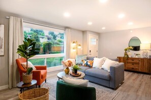 Smart TV, books, offices - Modern 5BR 3BA Remodeled Home with BBQ Backyard (Seattle)