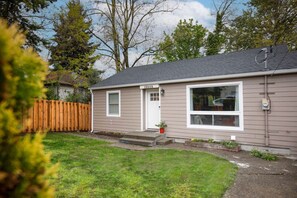 Exterior - Modern 5BR 3BA Remodeled Home with BBQ Backyard (Seattle)