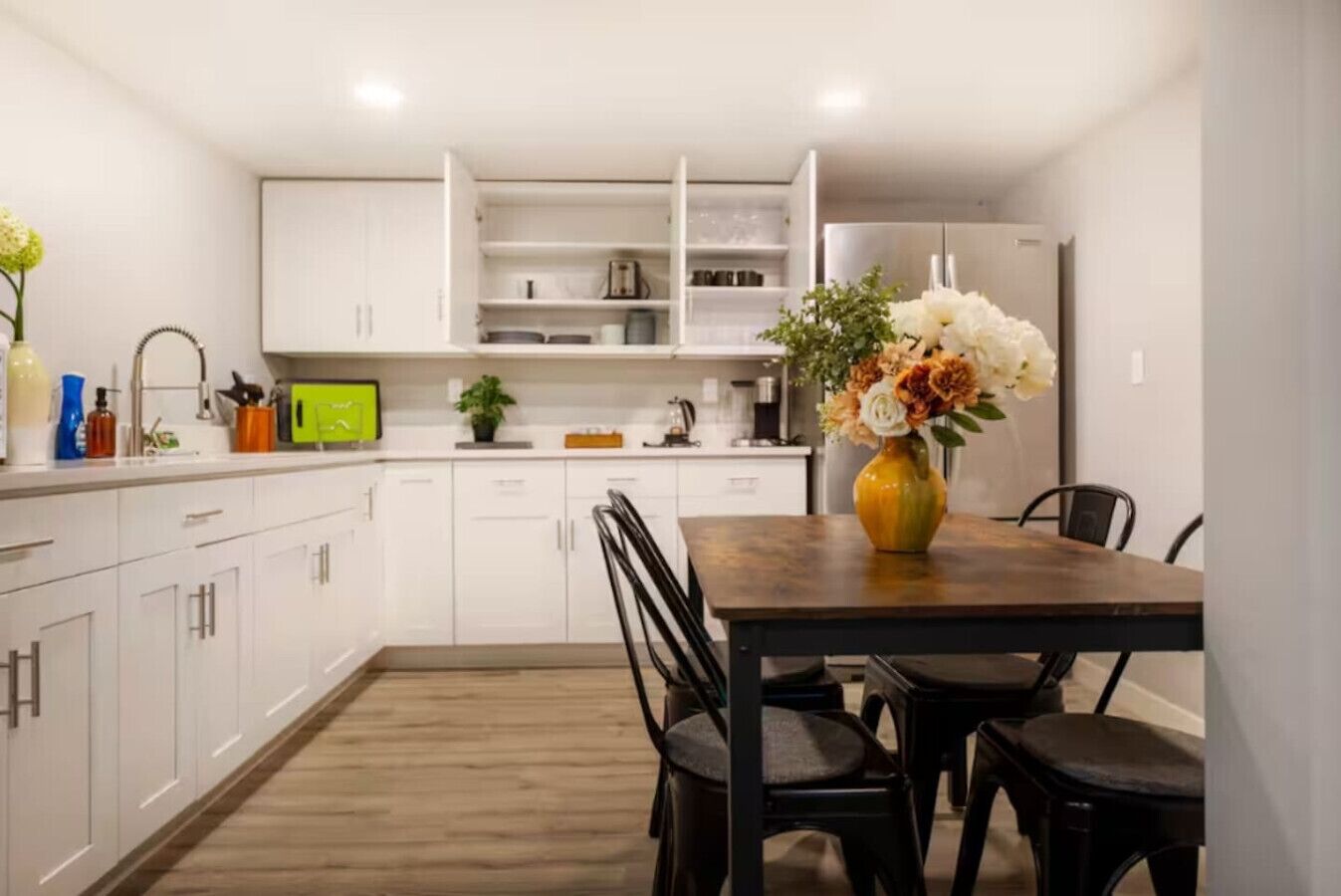 Een koelkast, een microgolfoven, een koffiezetapparaat/waterkoker