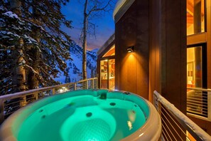 Outdoor spa tub - Experience the Epitome of Luxury in this Gorgeous Unit with Hot Tub (Alta)