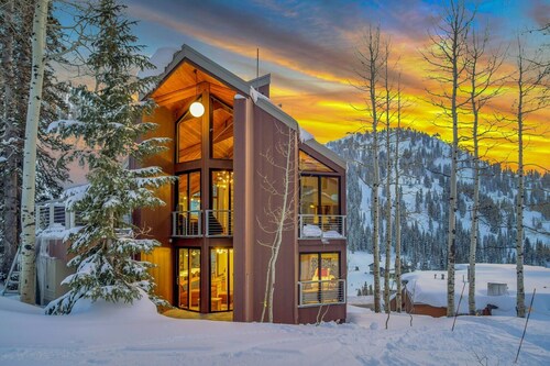 Experience the Epitome of Luxury in this Gorgeous Unit with Hot Tub