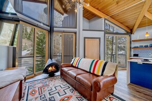 TV, fireplace - Experience the Epitome of Luxury in this Gorgeous Unit with Hot Tub (Alta)