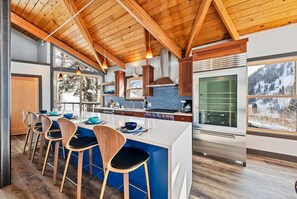 Fridge, microwave, oven, stovetop - Experience the Epitome of Luxury in this Gorgeous Unit with Hot Tub (Alta)