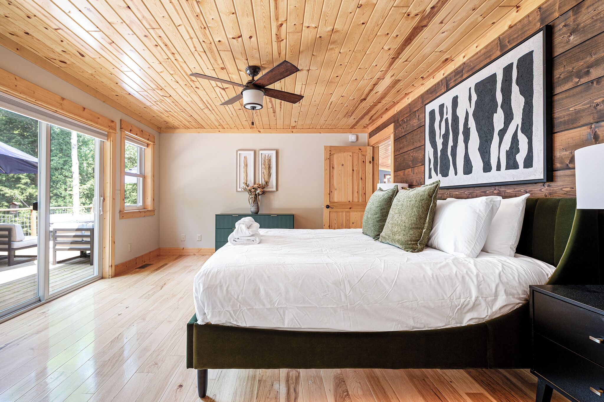 5 bedrooms, iron/ironing board, free WiFi, bed sheets