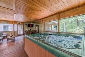 Interior - STERLING LODGE - LUXURY MOUNTAIN VIEW CABIN (Sautee Nacoochee)