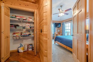 6 bedrooms, desk, iron/ironing board, free WiFi