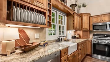 KylskÄp, mikrovÄgsugn, ugn och spishÀll