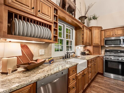 Cozy Treehouse-view Cabin in the Heart of Maggie Valley, close dining & shopping