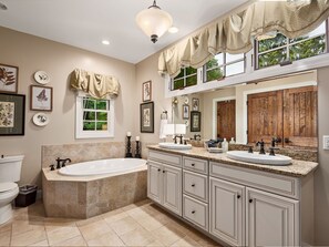 Shower, hair dryer, towels, soap - TREEHOUSE-VIEW retreat w/outdoor fireplace, pool, hot tub, golf & onsite dining (Waynesville)