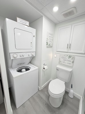 Dusche, Handtücher, Seife, Toilettenpapier