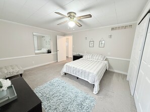 2 bedrooms, iron/ironing board, WiFi, bed sheets - Comfort meets charm (Fayetteville)