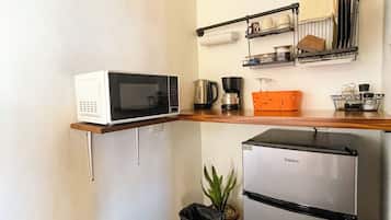 Refrigerador, microondas, cafetera y tetera y utensilios de cocina