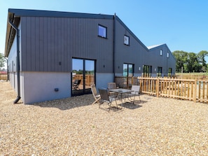 Outdoor dining - Number 3 The Barn House (Aylesbury)