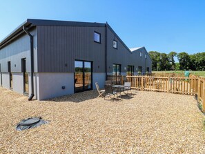 Outdoor dining - Number 3 The Barn House (Aylesbury)