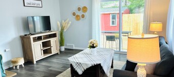 Charming 3-bedroom WALKING distance to BEACH bottom unit of duplex in Edinboro