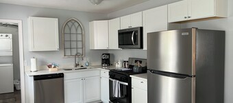 Charming 3-bedroom WALKING distance to BEACH bottom unit of duplex in Edinboro