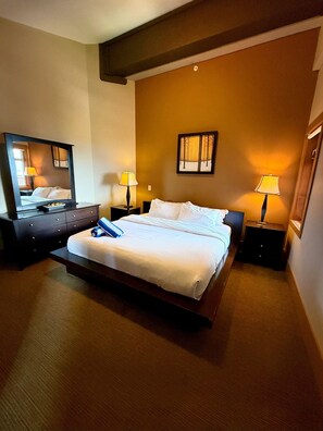 6 bedrooms, iron/ironing board, WiFi, bed sheets - The Raven Penthouse-6 Bedroom 5 Bathroom Ski Condo with 3 Master Bedrooms + Loft (Beaverdell)