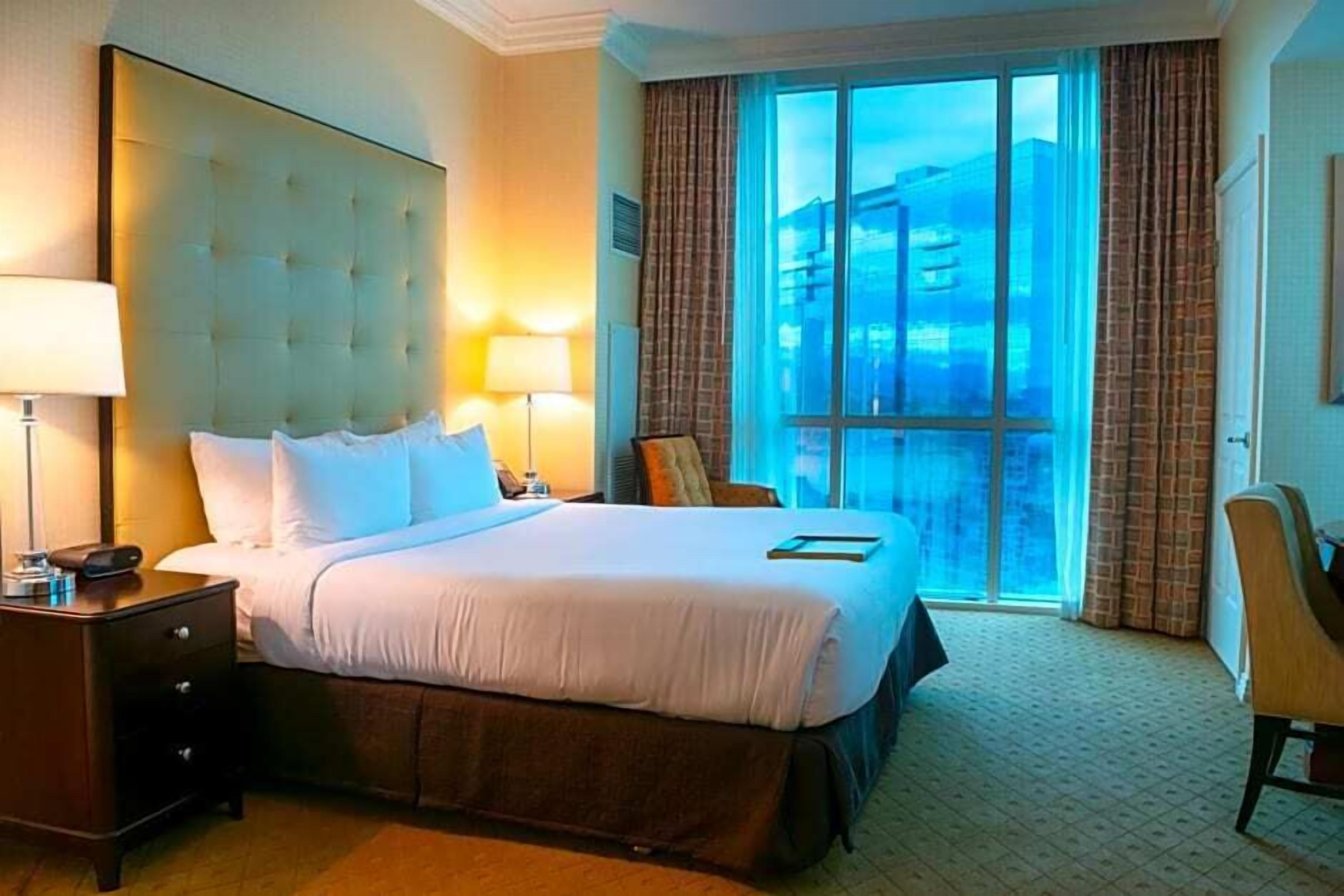 行政套房, 陽台, 泳池景觀 | 客房內保險箱、免費無線上網