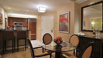 Executive Suite, Balcony, Pool View | Private kitchen