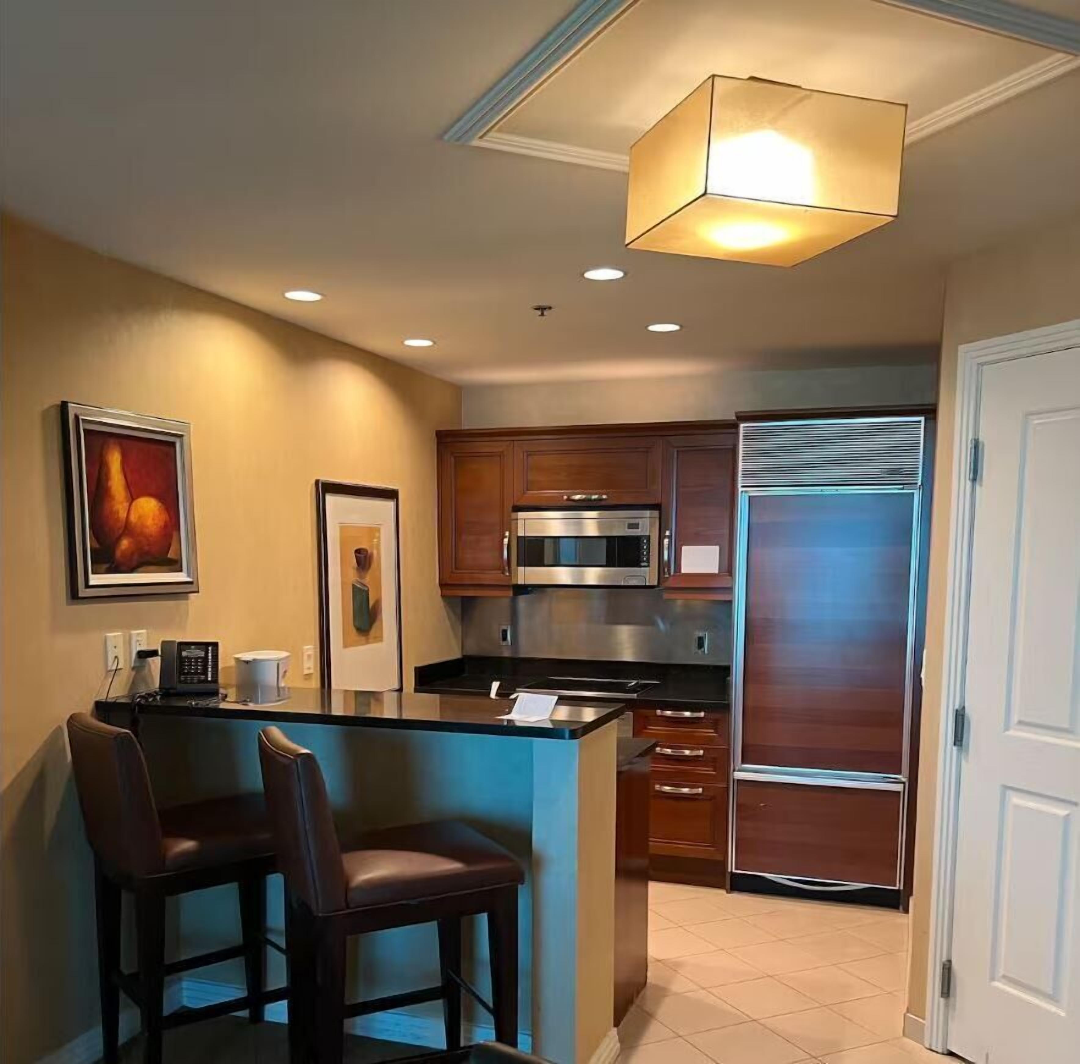 Executive Suite, Balcony, Pool View | Private kitchen