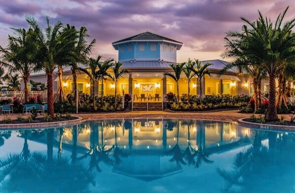 Una piscina al aire libre, una piscina climatizada